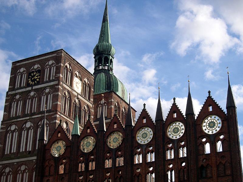 01, Stralsund, Rathaus und Nikolaikirche.JPG